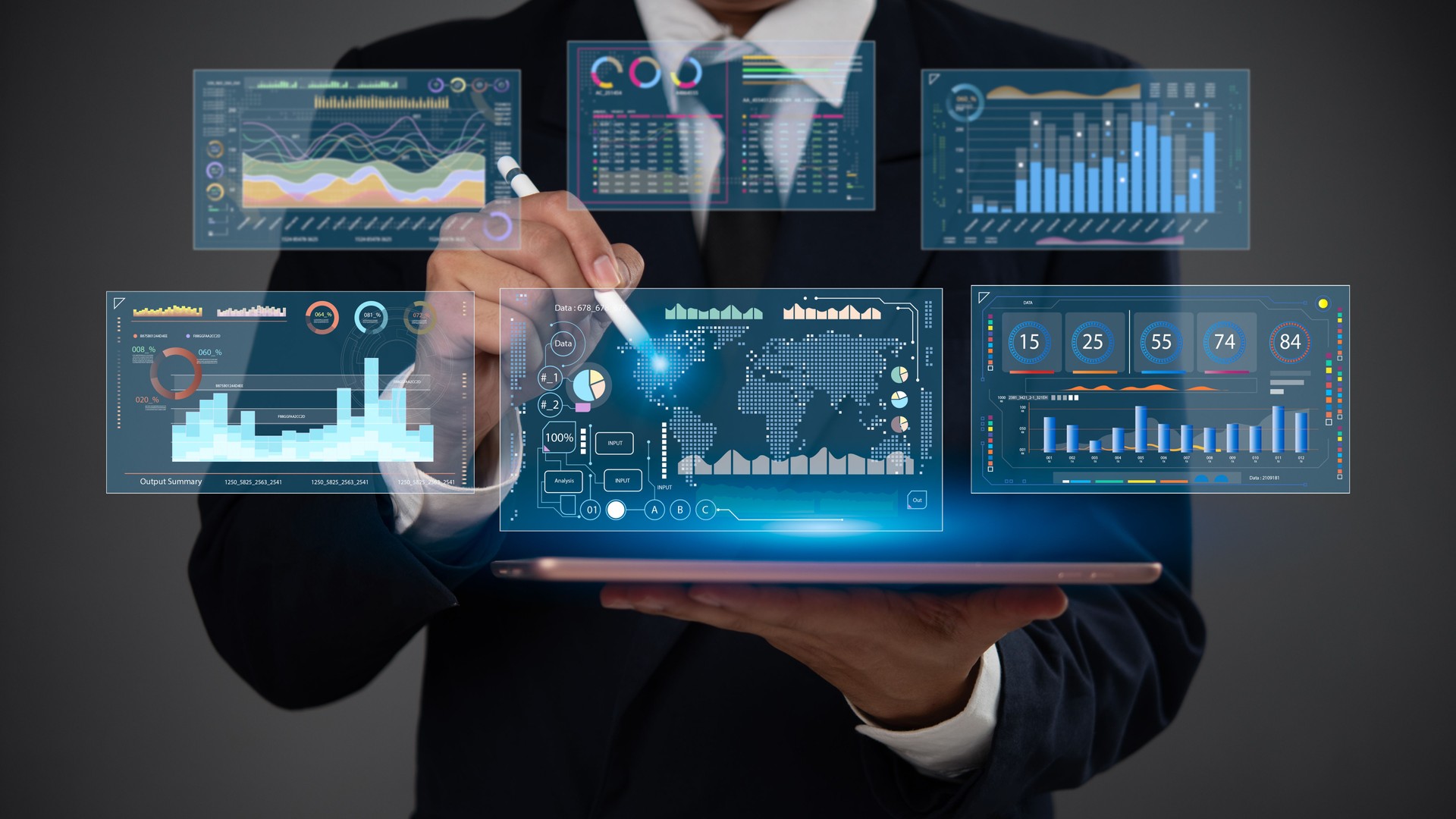 Empresario analizando datos financieros en una tablet con un panel digital futurista y analítica visual.