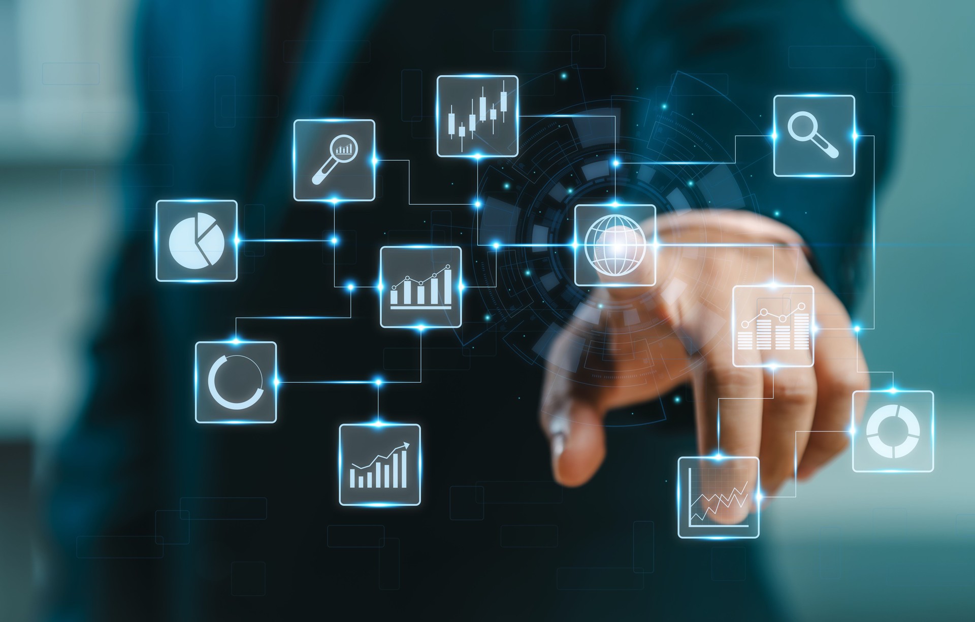 Hombre tocando íconos virtuales del mercado de valores. Empresario utilizando Big Data para análisis e inteligencia de negocios (BI) con íconos de gráficos y diagramas en una interfaz digital. Análisis digital y de mercado en línea.